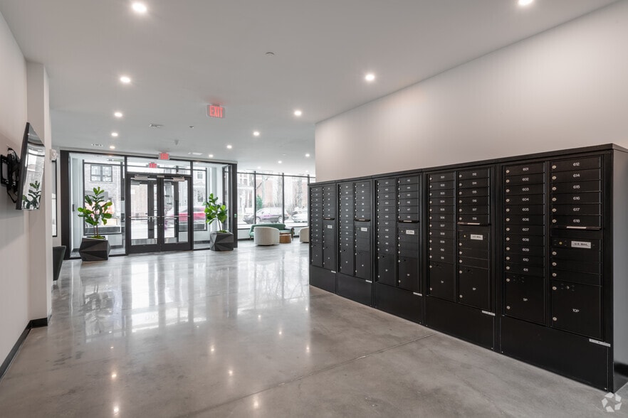 596-600 Broadway, Everett, MA for lease - Lobby - Image 3 of 7