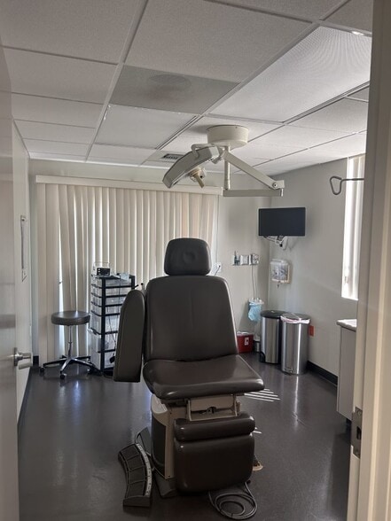 17452 Irvine Blvd, Tustin, CA for lease - Interior Photo - Image 2 of 6