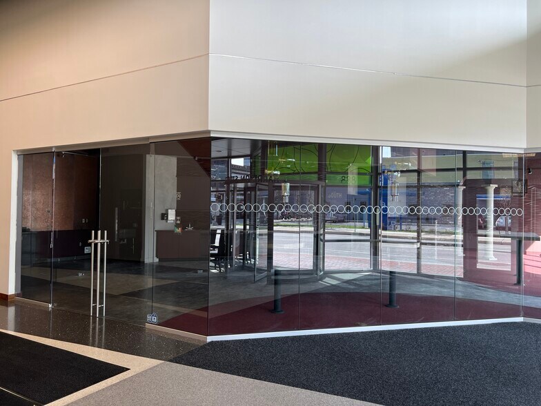 818-888 S Harrison St, Fort Wayne, IN à louer - Photo intérieure - Image 2 de 6