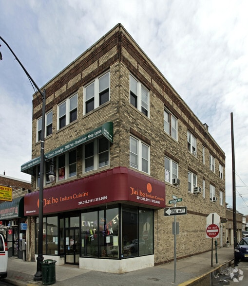696 Anderson Ave, Cliffside Park, NJ for lease - Primary Photo - Image 1 of 2