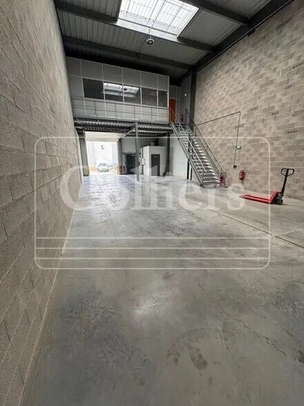 Flex in Saint-Victoret for lease - Interior Photo - Image 3 of 8