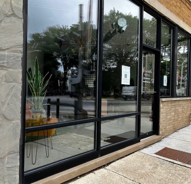 4663-4669 N Manor Ave, Chicago, IL for lease - Building Photo - Image 3 of 15