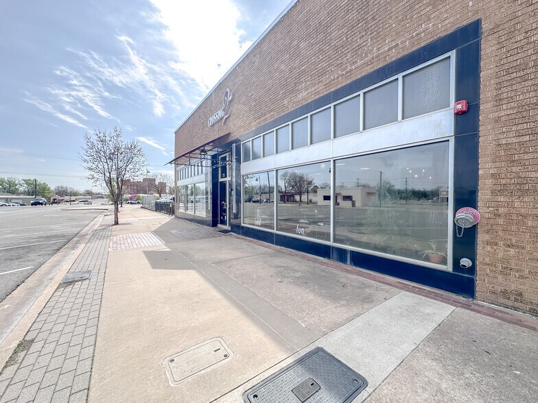 215 E 2nd St, Bartlesville, OK à vendre - Photo du bâtiment - Image 2 de 19