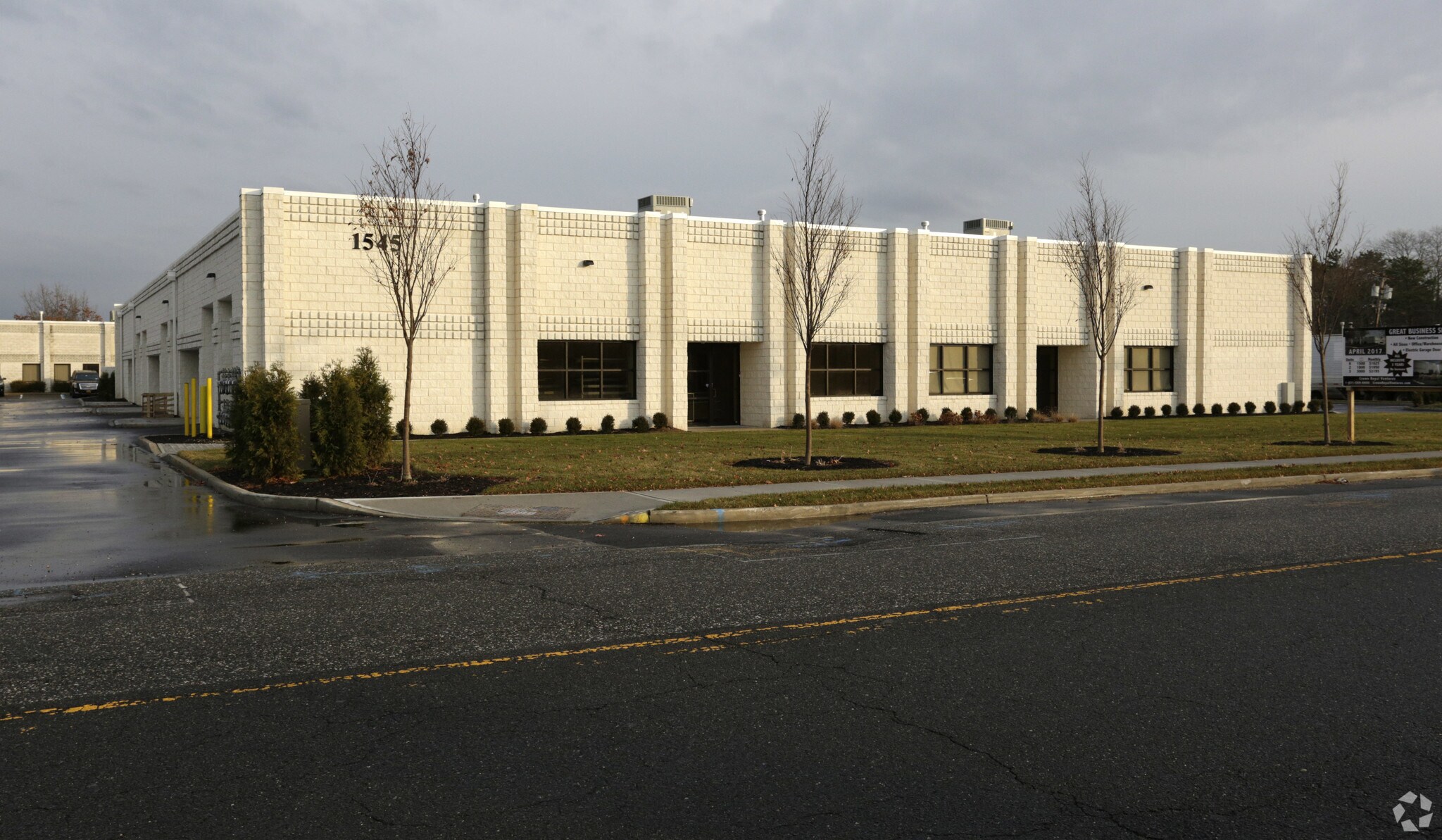 1545 Ocean Ave, Bohemia, NY à louer Photo principale- Image 1 de 16