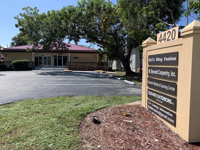 4420 Tamiami Trl E, Naples, FL à louer - Photo du bâtiment - Image 3 de 13