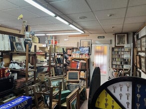 Retail in Galapagar, Madrid for lease Interior Photo- Image 2 of 13