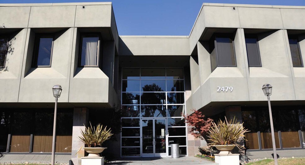 2479 E Bayshore Rd, Palo Alto, CA à louer - Photo du bâtiment - Image 1 de 6