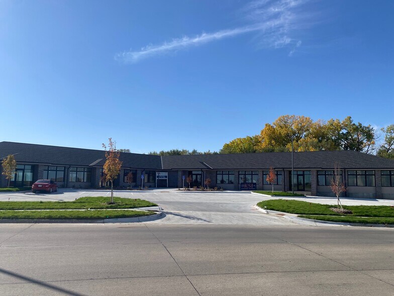 1630 N Main St, Elkhorn, NE à vendre - Photo du bâtiment - Image 2 de 8