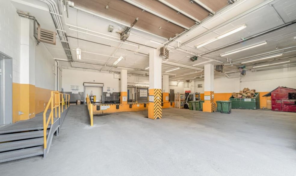 5250-5260 Rue Ferrier, Montréal, QC à louer - Photo du bâtiment - Image 2 de 4