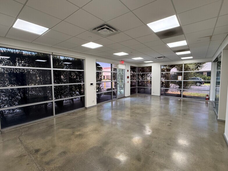 1562 N Gemini Pl, Anaheim, CA à louer - Photo du bâtiment - Image 3 de 11