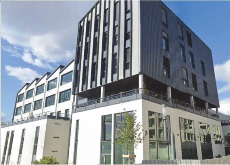 Flex in Lyon for lease Building Photo- Image 1 of 2