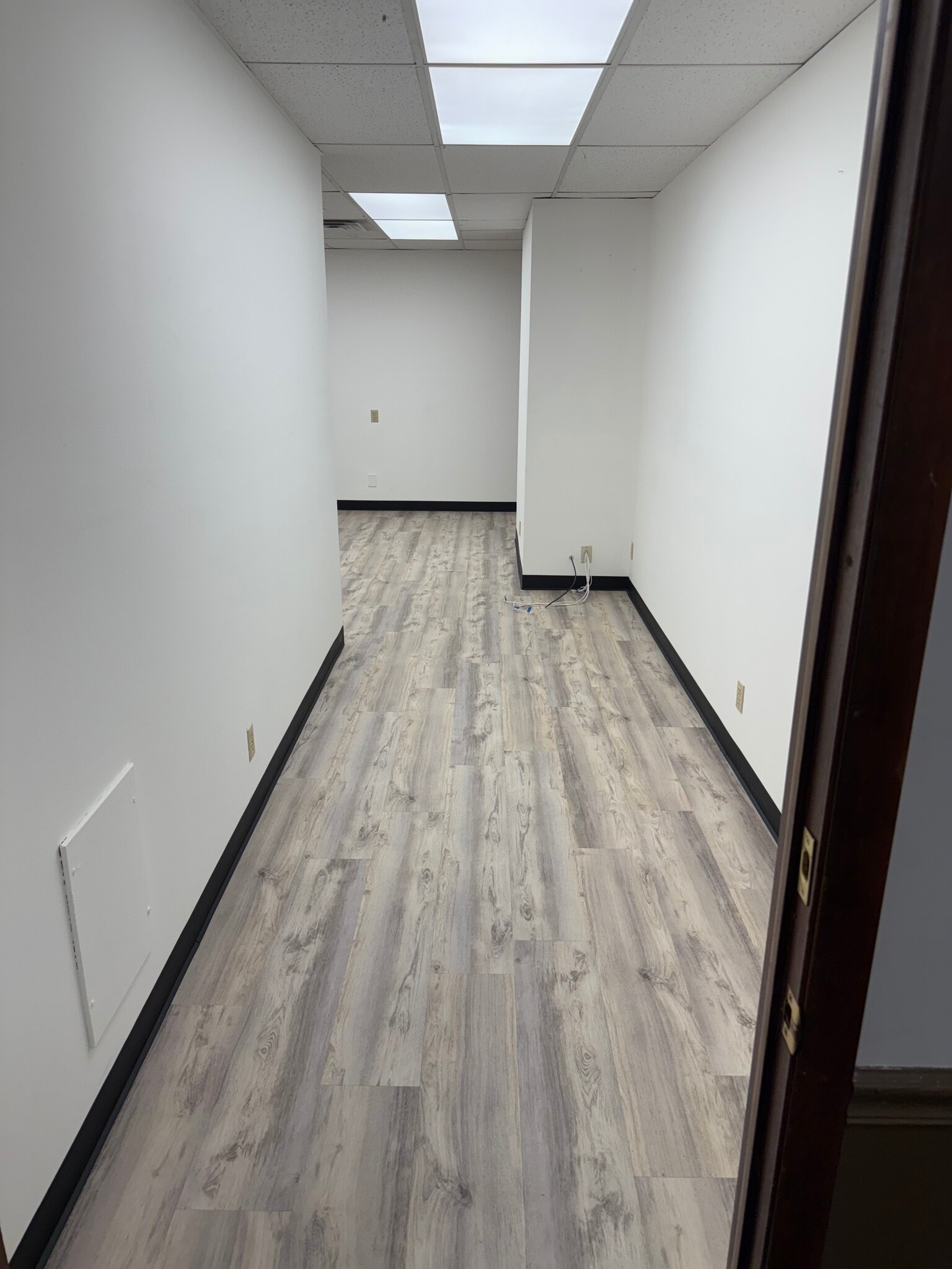 5205 N Ironwood Ln, Milwaukee, WI for lease Interior Photo- Image 1 of 3
