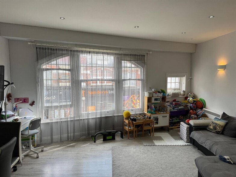 11 The Broadway, Woodford Green for sale - Building Photo - Image 3 of 11