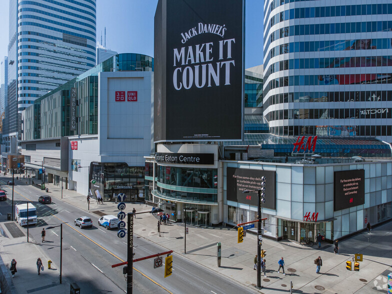 220 Yonge St, Toronto, ON à vendre - Photo du bâtiment - Image 1 de 1