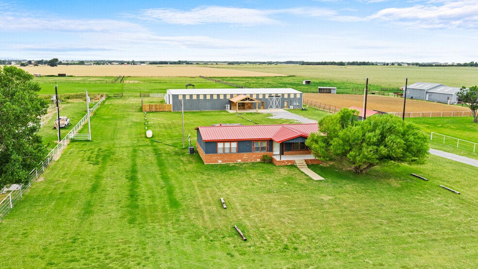 20500 N 2810 Rd, Kingfisher, OK à vendre - Photo du bâtiment - Image 2 de 54