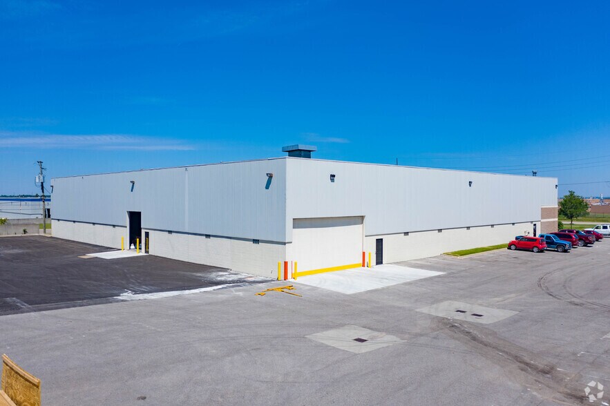 2046 Brown Rd, Auburn Hills, MI à louer - Photo du bâtiment - Image 2 de 4