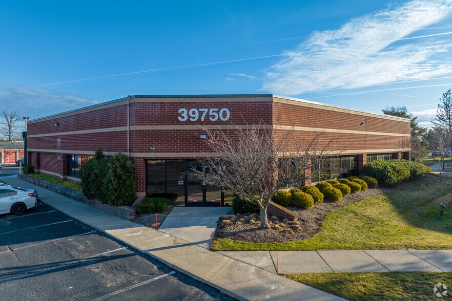 39750 Grand River Ave, Novi, MI à louer - Photo du bâtiment - Image 2 de 7