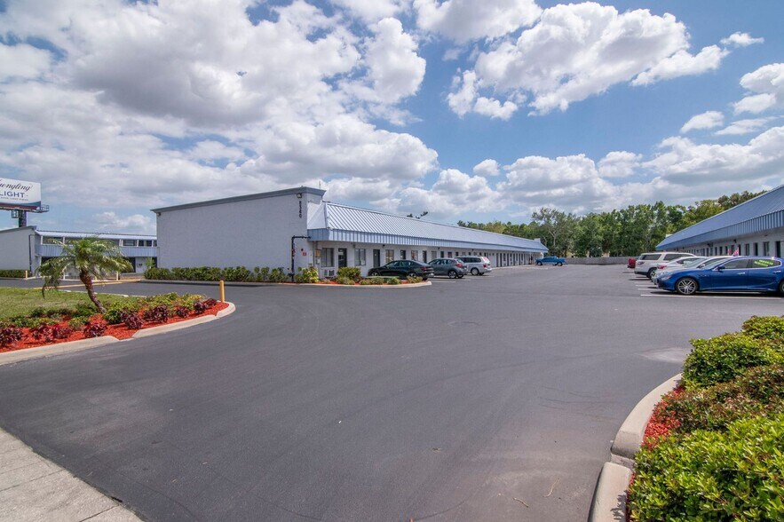 8340 Ulmerton Rd, Largo, FL à louer - Photo du bâtiment - Image 3 de 15