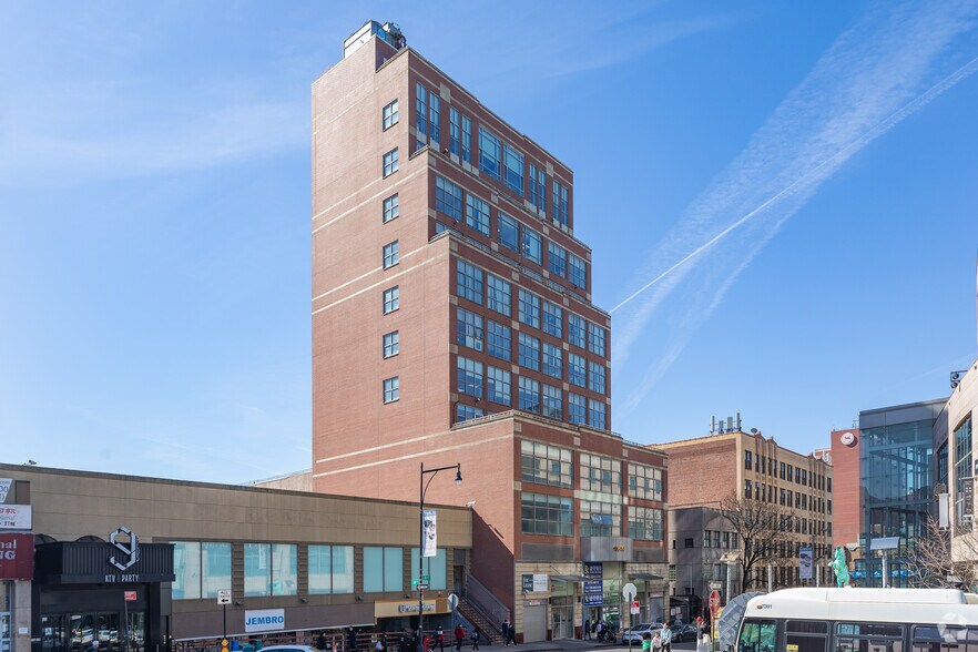 136-18 39th Ave, Flushing, NY à louer - Photo du bâtiment - Image 1 de 10