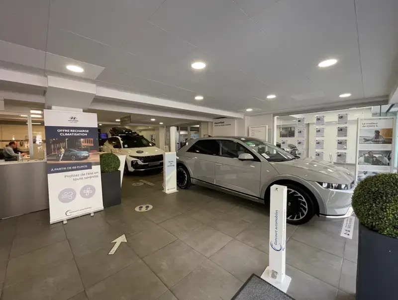 9 Avenue Claude Vellefaux, Paris for lease Interior Photo- Image 1 of 12