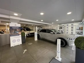 9 Avenue Claude Vellefaux, Paris for lease Interior Photo- Image 1 of 12