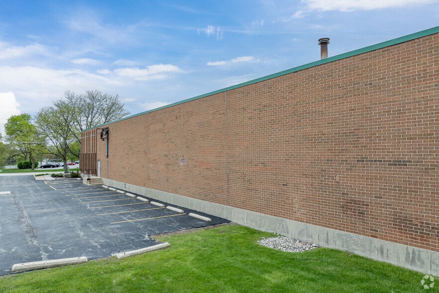 1035 N Hilltop Dr, Itasca, IL for lease - Building Photo - Image 3 of 5