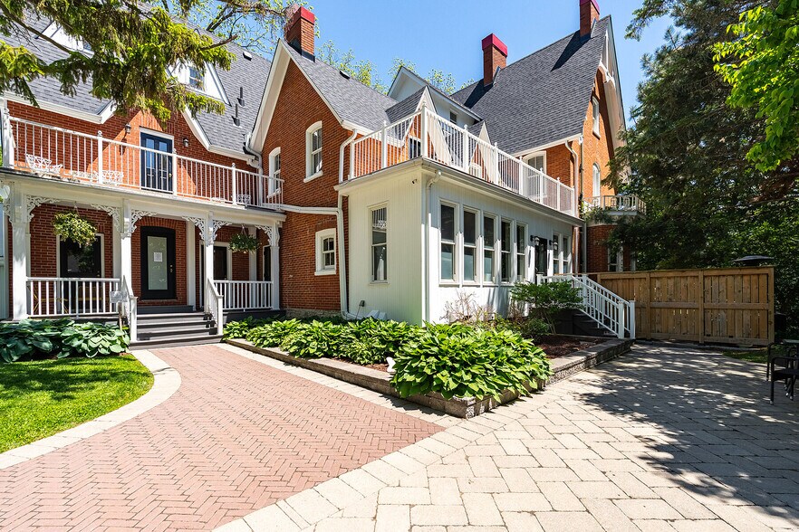 343 Main St E, Picton, ON à vendre - Photo du bâtiment - Image 2 de 47