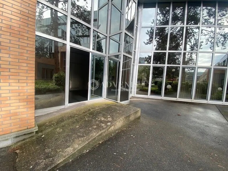 Office in Saint-Germain-en-Laye for lease - Building Photo - Image 1 of 3