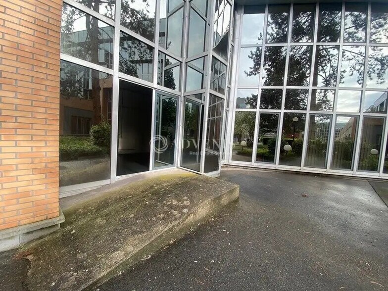 Bureau dans Saint-Germain-en-Laye à louer - Photo du bâtiment - Image 1 de 3