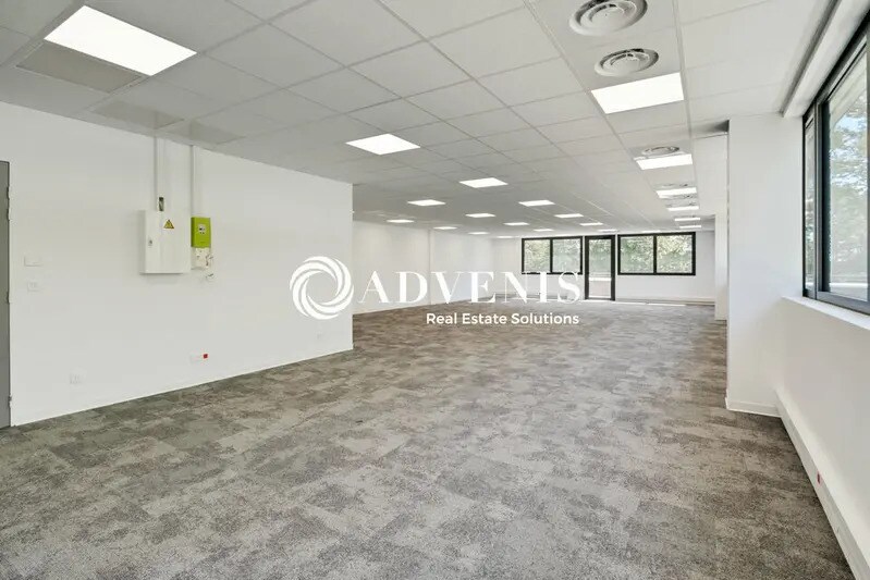 Office in Serris for lease Interior Photo- Image 1 of 7