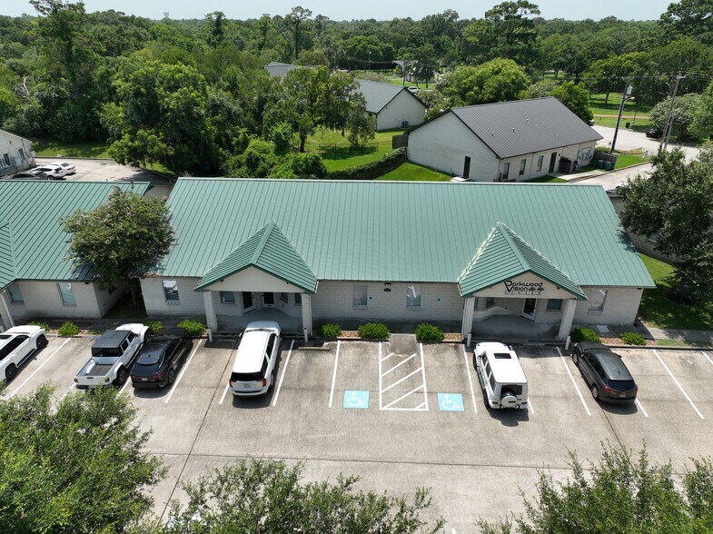 1110 S Friendswood Dr, Friendswood, TX à louer - Photo du bâtiment - Image 3 de 15