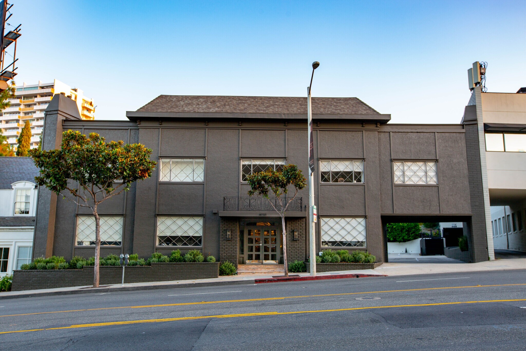 8733 W Sunset Blvd, West Hollywood, CA à louer Photo du bâtiment- Image 1 de 11
