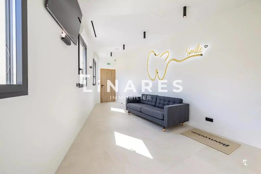 Office in Marseille for lease - Interior Photo - Image 2 of 13