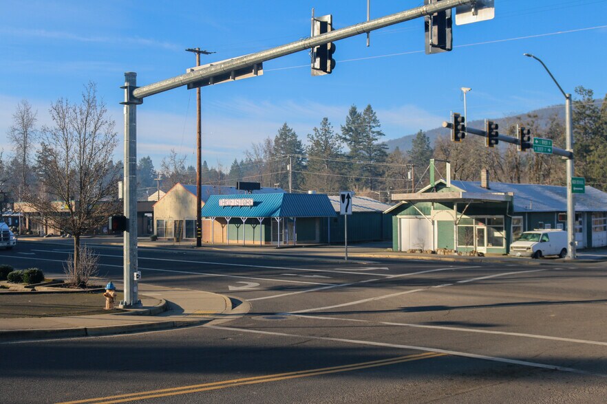 144 N Redwood Hwy, Cave Junction, OR à vendre - Photo du bâtiment - Image 2 de 13