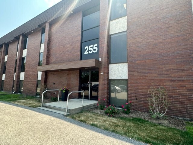 255 E Lake St, Bloomingdale, IL à louer - Photo du bâtiment - Image 2 de 21
