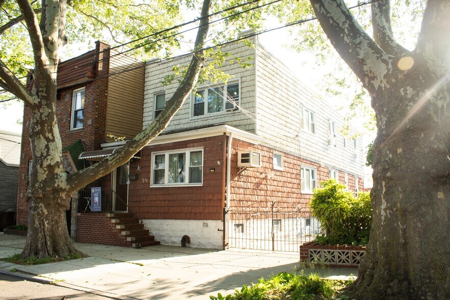 7215 73rd St, Glendale, NY à vendre - Photo du bâtiment - Image 2 de 51