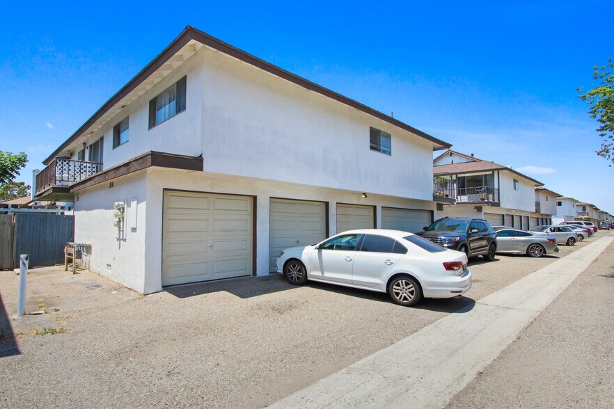 18712 Demion Ln, Huntington Beach, CA à vendre - Photo du bâtiment - Image 3 de 16