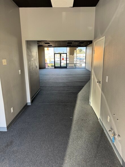 300 S Highland Springs Ave, Banning, CA for lease - Interior Photo - Image 3 of 13