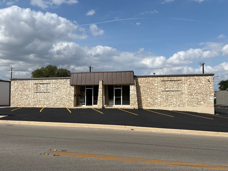 511 W Rhapsody Dr, San Antonio, TX à louer - Photo du bâtiment - Image 2 de 16