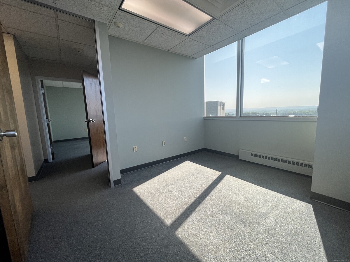 100 Retreat Ave, Hartford, CT 06106 - Unit 903 - - Interior Photo - Image 2 of 12