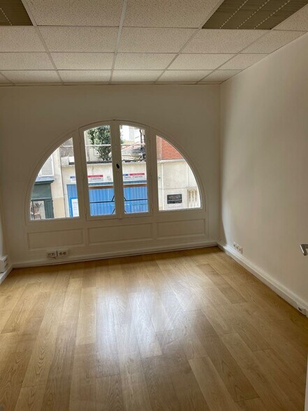Retail in Paris for lease - Interior Photo - Image 2 of 8