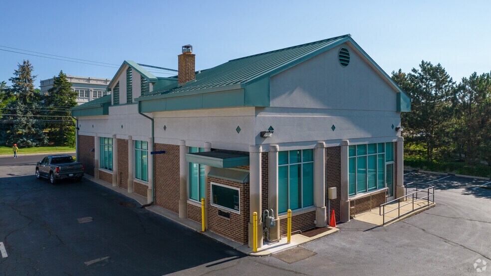 35 W Long Lake Rd, Bloomfield Hills, MI à louer - Photo du bâtiment - Image 3 de 13