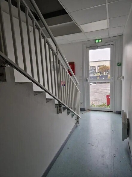 Local d'activités dans BOISSY-L'AILLERIE à vendre - Photo du bâtiment - Image 2 de 9