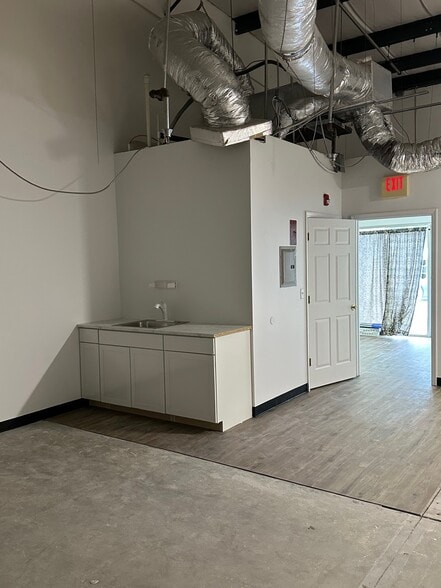1925 Barber Rd, Sarasota, FL for lease - Interior Photo - Image 2 of 9