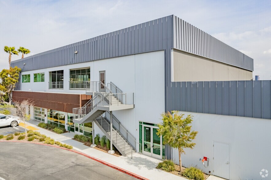2333 Utah Ave, El Segundo, CA à louer - Photo du bâtiment - Image 2 de 4