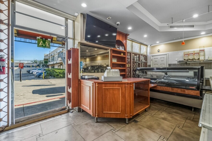 5075 Hollywood Blvd, Los Angeles, CA for lease - Building Photo - Image 2 of 15