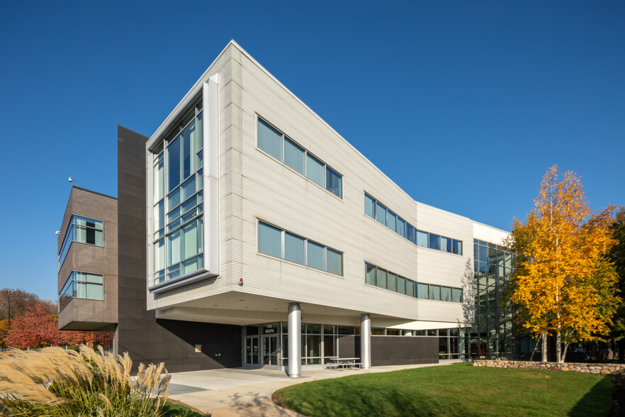 610 Lincoln St, Waltham, MA for lease - Building Photo - Image 1 of 8