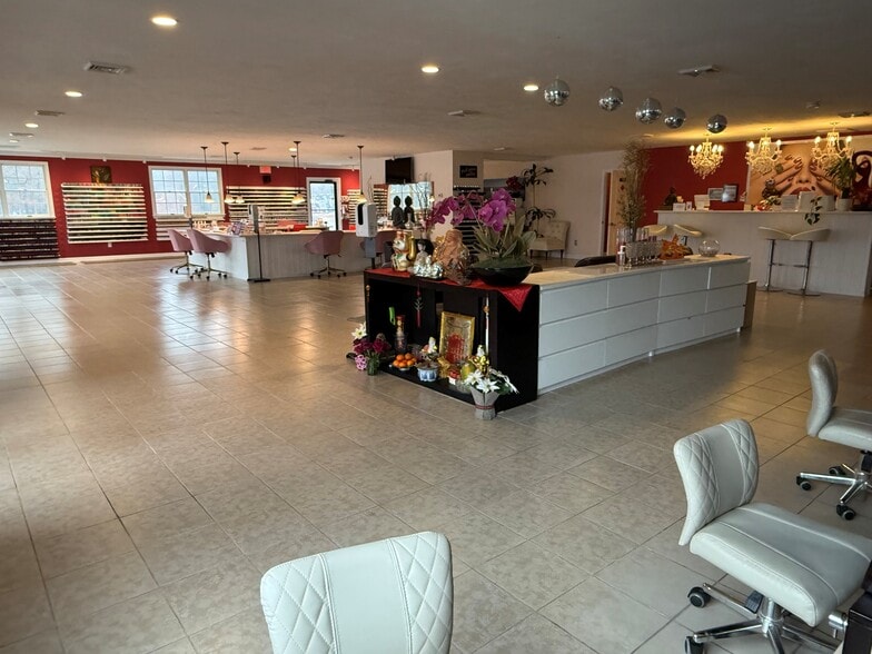 160 - A Macarthur Blvd, Buzzards Bay, MA for lease - Interior Photo - Image 3 of 12