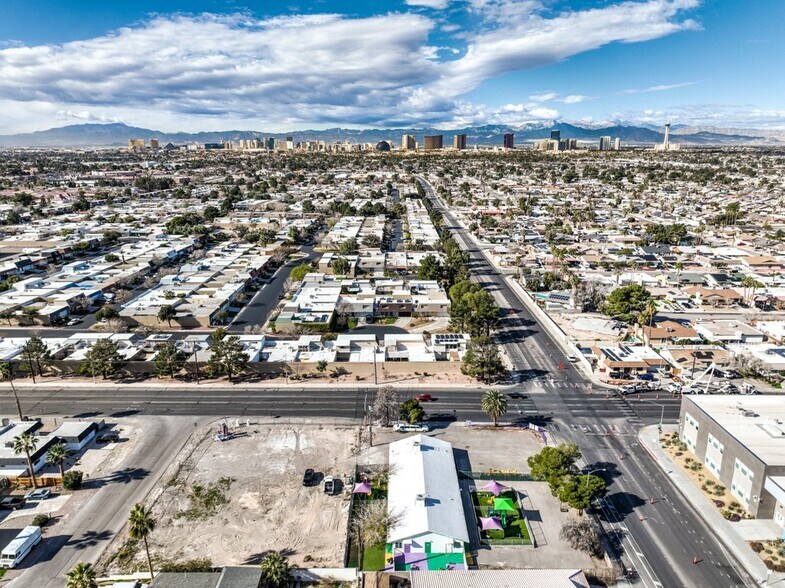 3710 S Sandhill Rd, Las Vegas, NV à vendre - Photo du bâtiment - Image 3 de 54