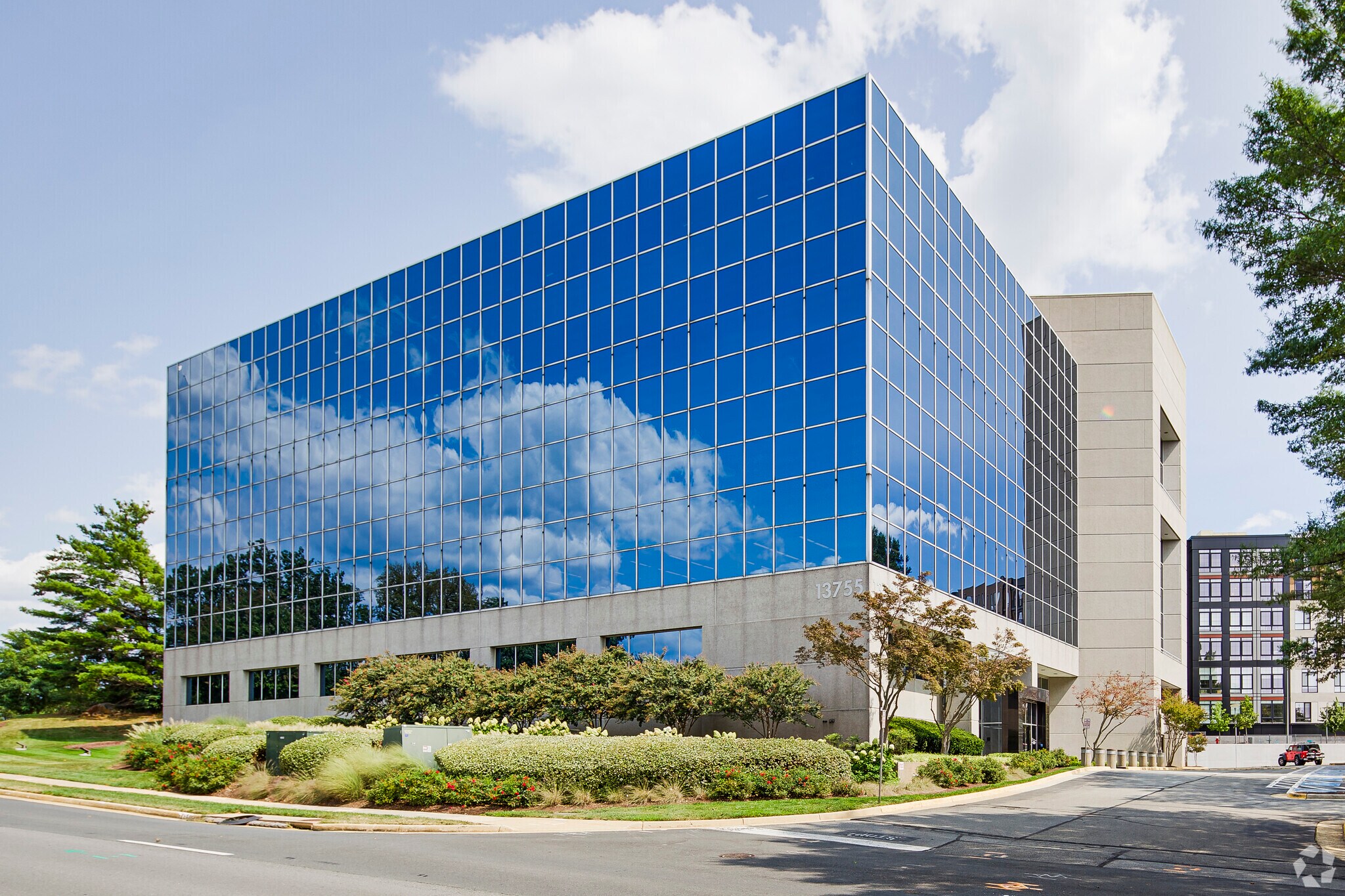 13755 Sunrise Valley Dr, Herndon, VA for lease Primary Photo- Image 1 of 20